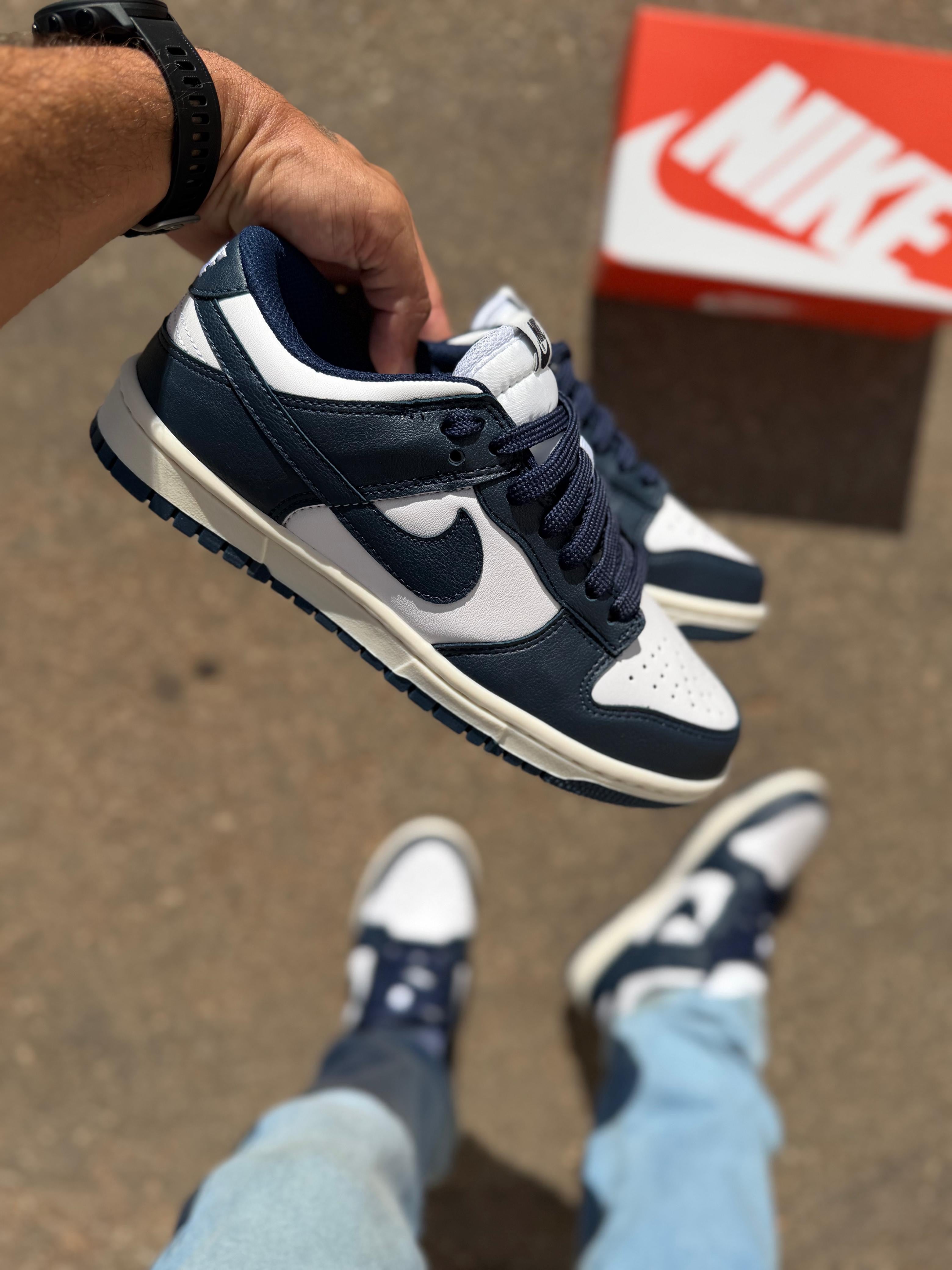 Dunk Low Azul marinho e branco