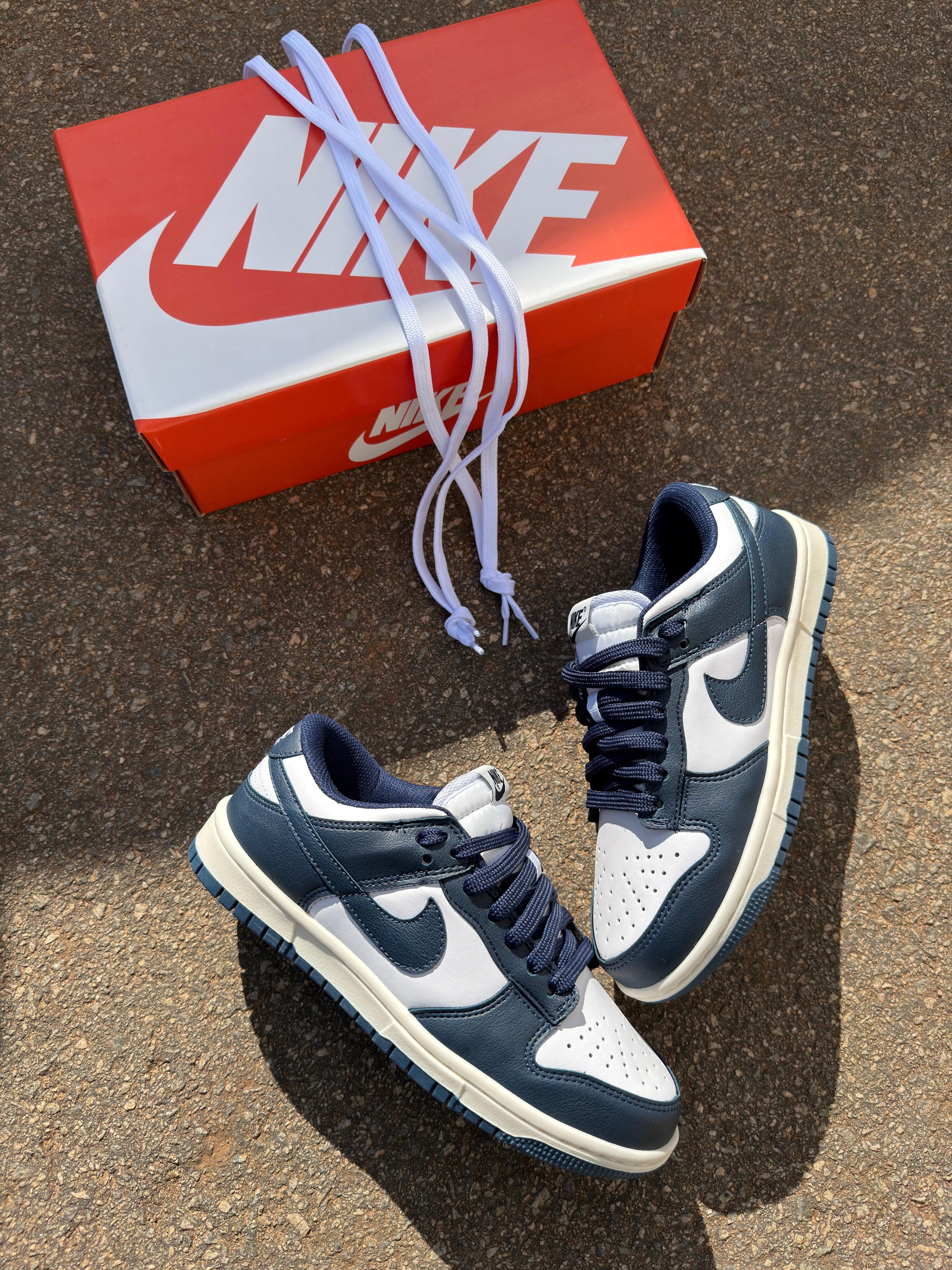 Dunk Low Azul marinho e branco